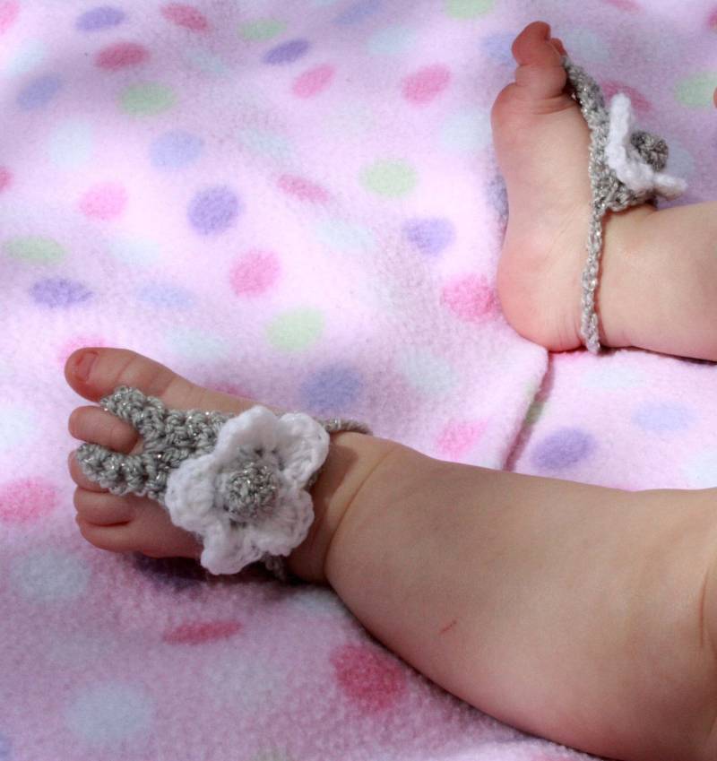 Barfuß Baby SandalenGehäkelt Silber Und Weiß von KayaLuCreations