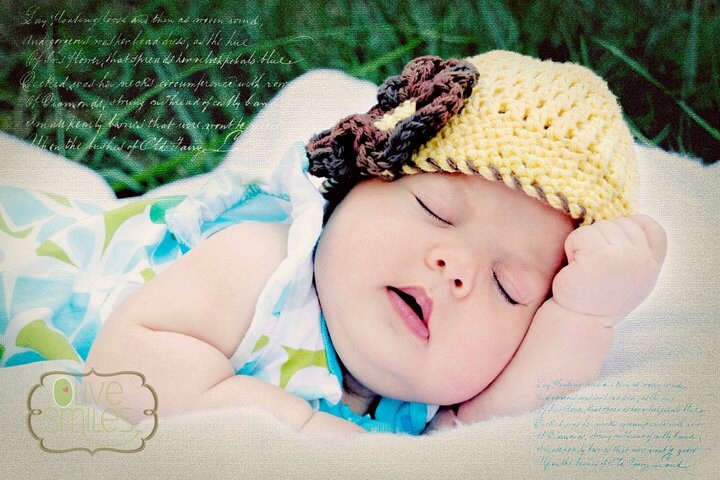 Cremegelbe Mütze Mit Brauner Blume von KayaLuCreations