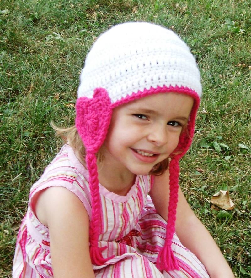 Gehäkelte Herz Ohrflap Mütze -Weiß Und Rosa von KayaLuCreations