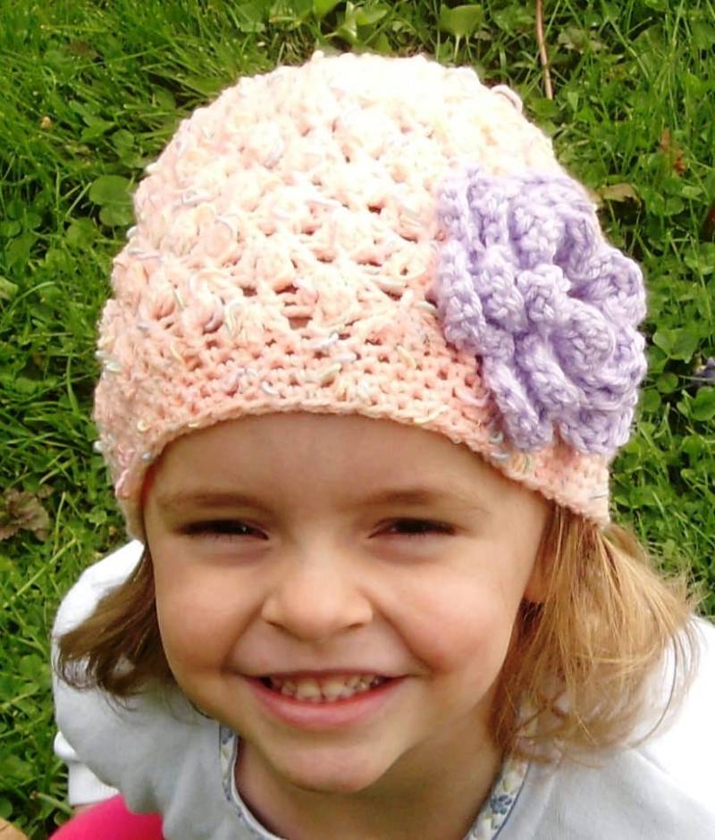 Gehäkelte Pastell Pfirsich Beanie Mit Lavendelblüte Gehäkelte Pastell Pfirsich Beanie Mit Lavendelblüte von KayaLuCreations