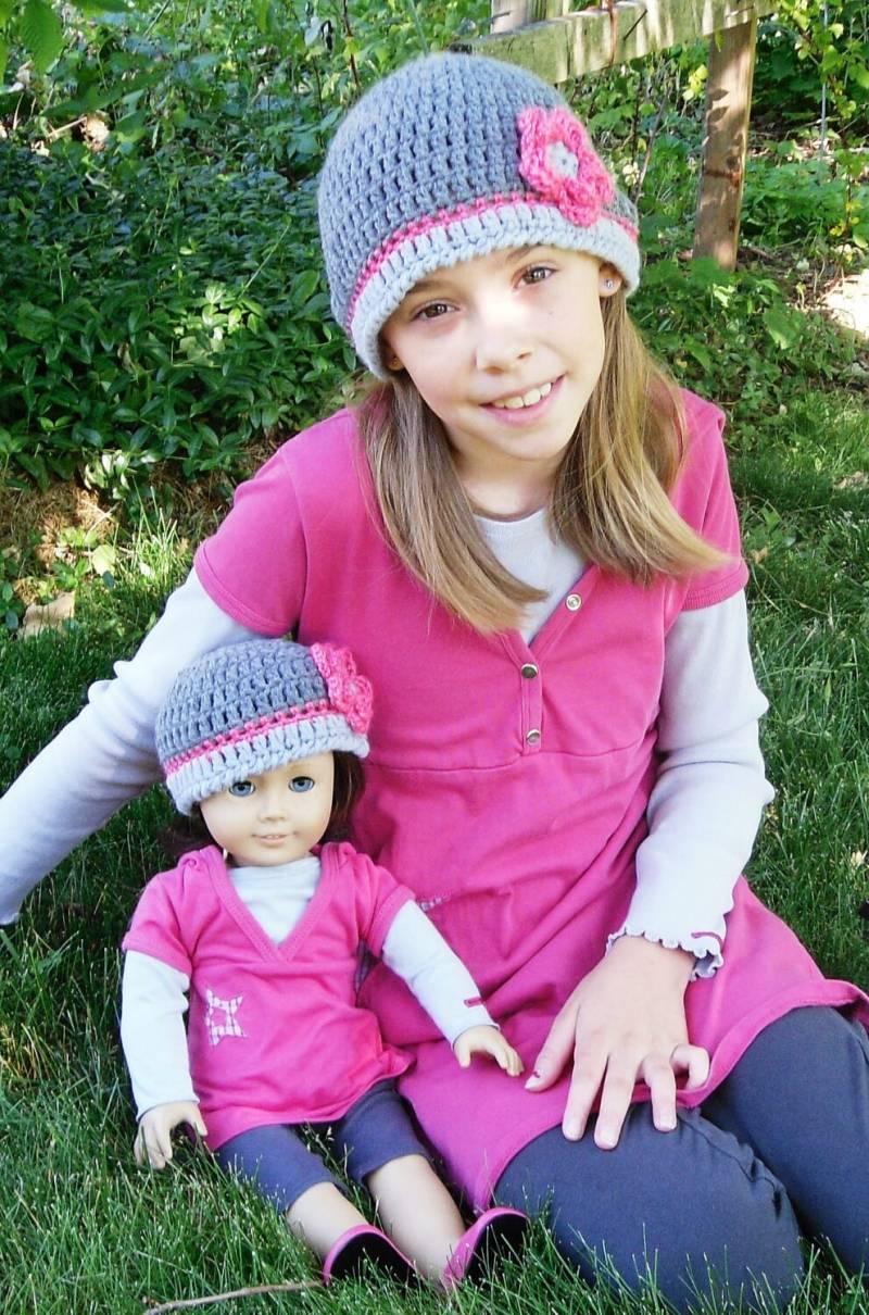 Passende Mädchen Und 18 Zoll Puppe BeanieHäkelmützen Mit Blumen Jede Größe Auf Bestellung von KayaLuCreations