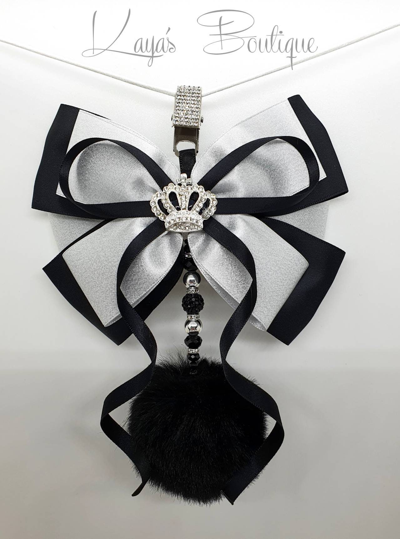 Diamanté Krone Große Schleife Romany Hängend Kinderwagen-/ Taschenanhänger Neu Baby-Dusche-Geschenk Taufe Black & Silver Glitter Ribbon Mädchen Diamanté Krone Große Schleife Romany Hängend Kinderwagen-/ Taschenanhänger Neu Baby-Dusche-Geschenk Taufe Black & Silver Glitter Ribbon Mädchen von KayasBoutiquex