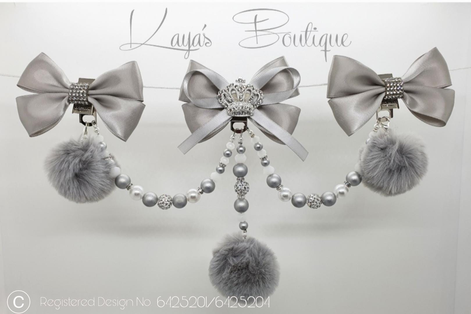 Große Bögen Romany Dreifach Clip Hängend Kinderwagen Charm Shamballa Kristall Perle Neu Baby Geschenk Taufe Grau Weiß Unisex Pom Diamante Krone Große Bögen Romany Dreifach Clip Hängend Kinderwagen Charm Shamballa Kristall Perle Neu Baby Geschenk Taufe Grau Weiß Unisex Pom Diamante Krone von KayasBoutiquex