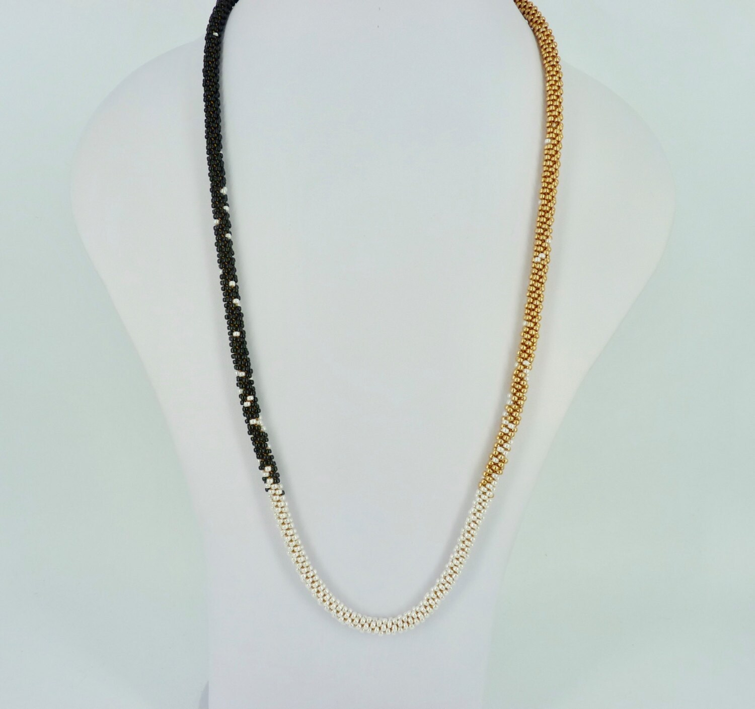 Lange Kumihimo Kette in Gold, Schwarz Und Perlweiß Lange Kumihimo Kette in Gold, Schwarz Und Perlweiß von Kayeedesign