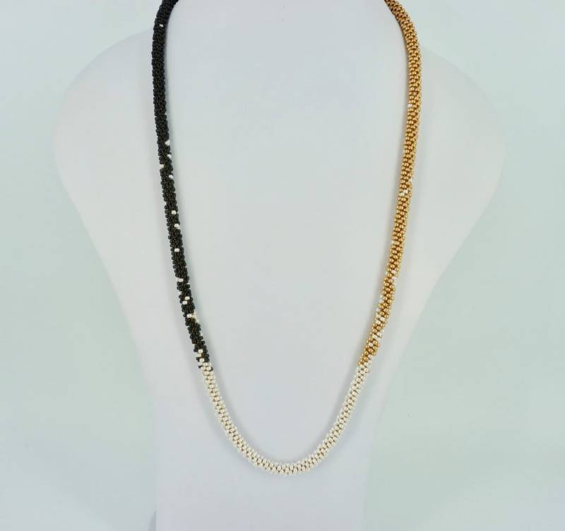 Lange Kumihimo Kette in Gold, Schwarz Und Perlweiß Lange Kumihimo Kette in Gold, Schwarz Und Perlweiß von Kayeedesign