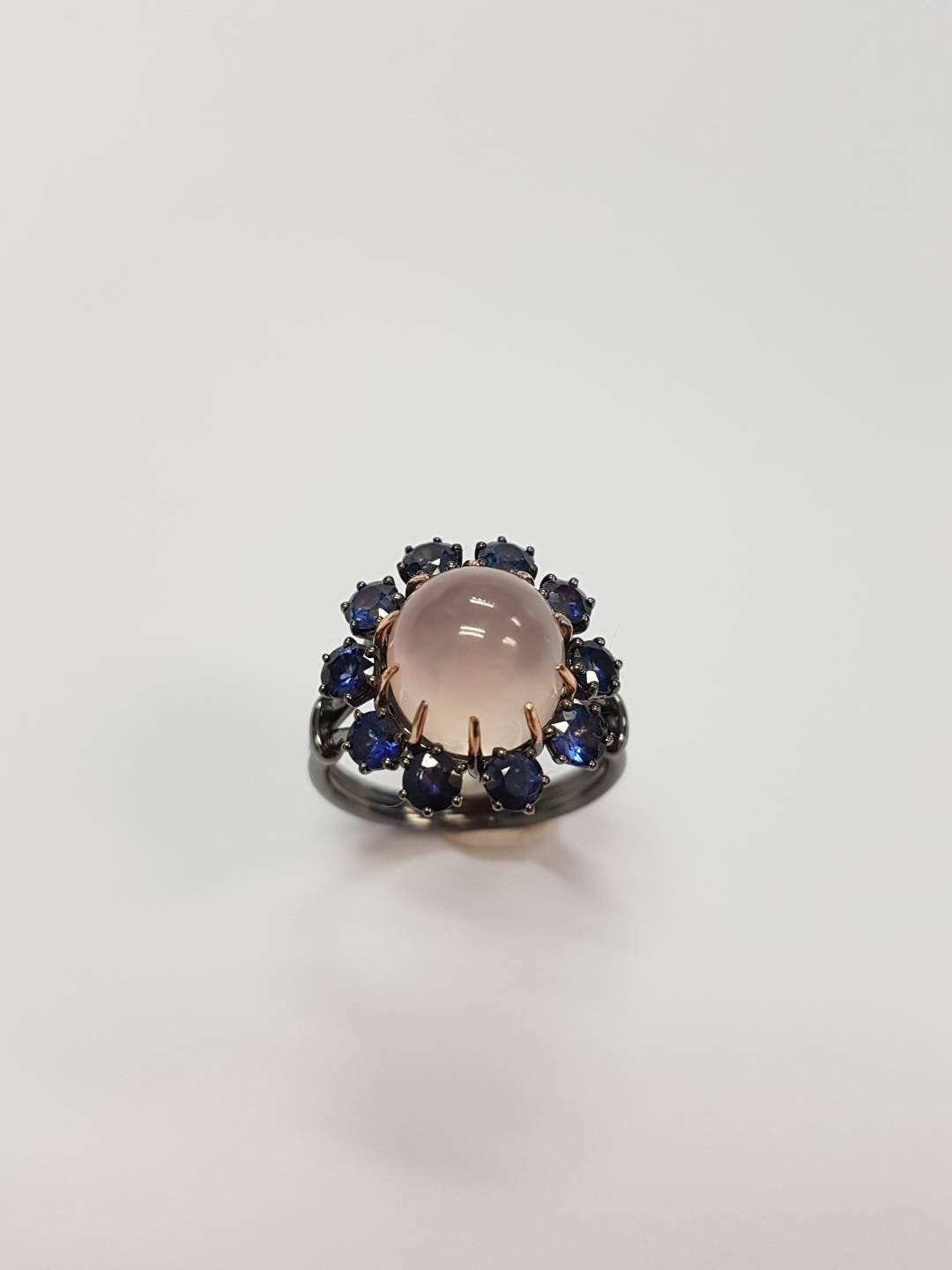 Vintage-Inspirierter Rosa Chalcedon Und Blauer Saphir 14K Roségold Ring Vintage-Inspirierter Rosa Chalcedon Und Blauer Saphir 14K Roségold Ring von KaylenTrove