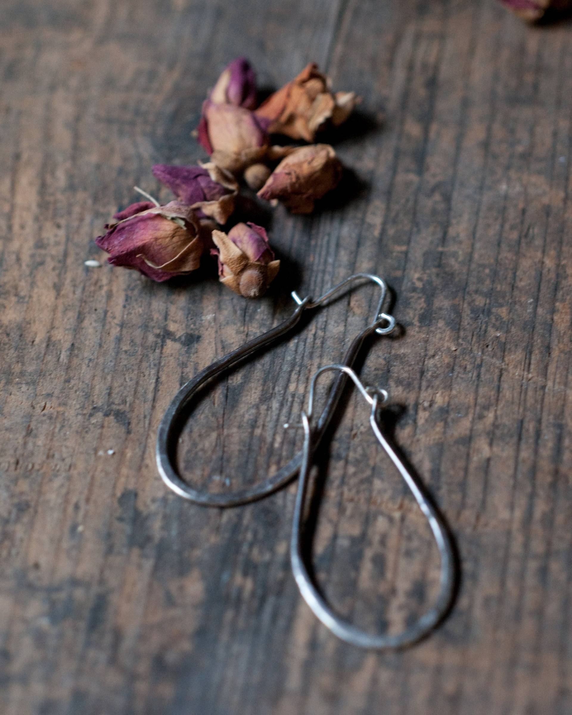 Lange Ovale Creolen Aus 925Er Silber, Gehämmert Und Oxidiert Mit Einer Rustikalen Patina Lange Ovale Creolen Aus 925Er Silber, Gehämmert Und Oxidiert Mit Einer Rustikalen Patina von KazaniansEmporium