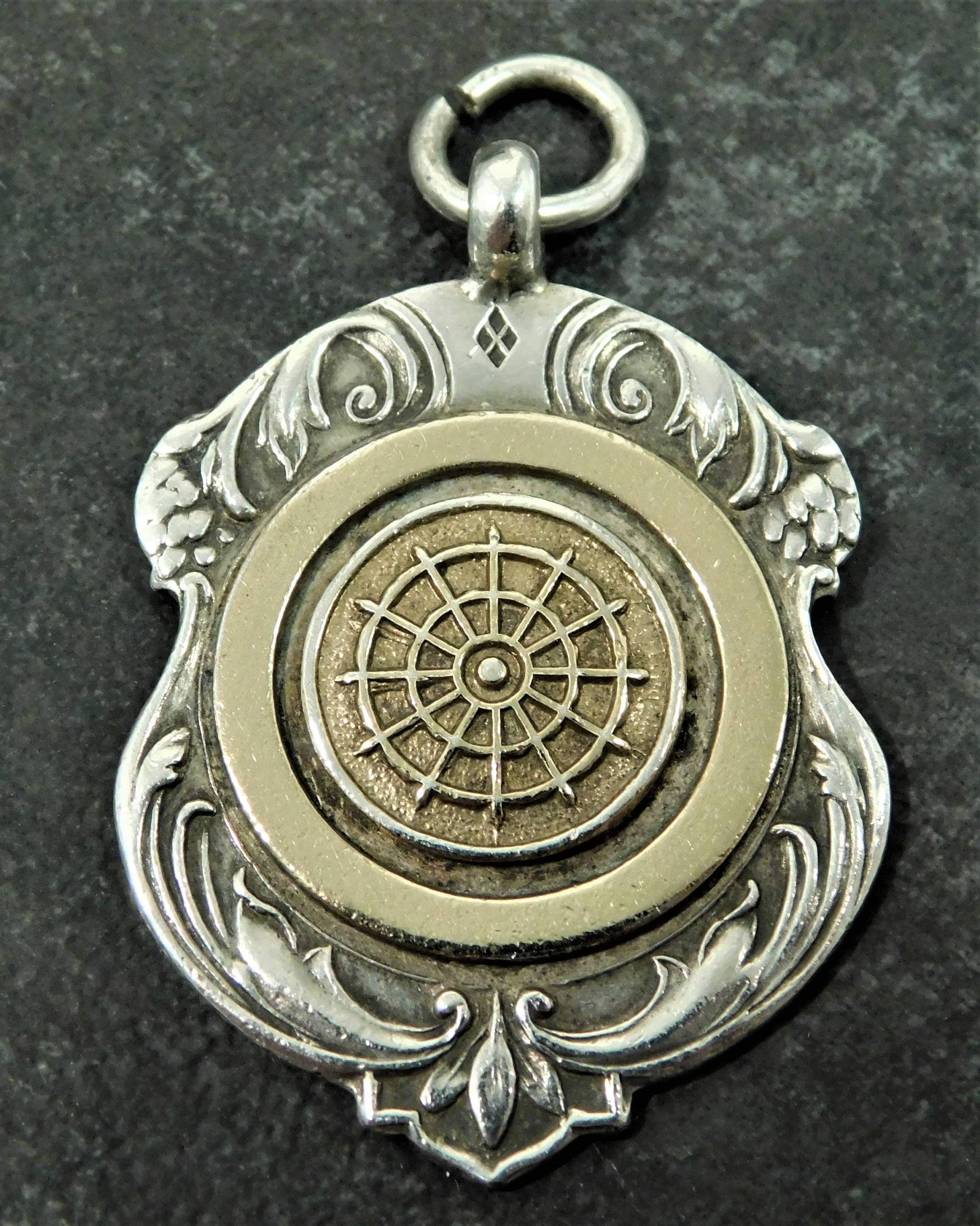 Vintage Massiv Silber Darts Design Taschenuhr Kette Medaille Fob Mit Punze 1948 | 14099 Vintage Massiv Silber Darts Design Taschenuhr Kette Medaille Fob Mit Punze 1948 | 14099 von Kazeran