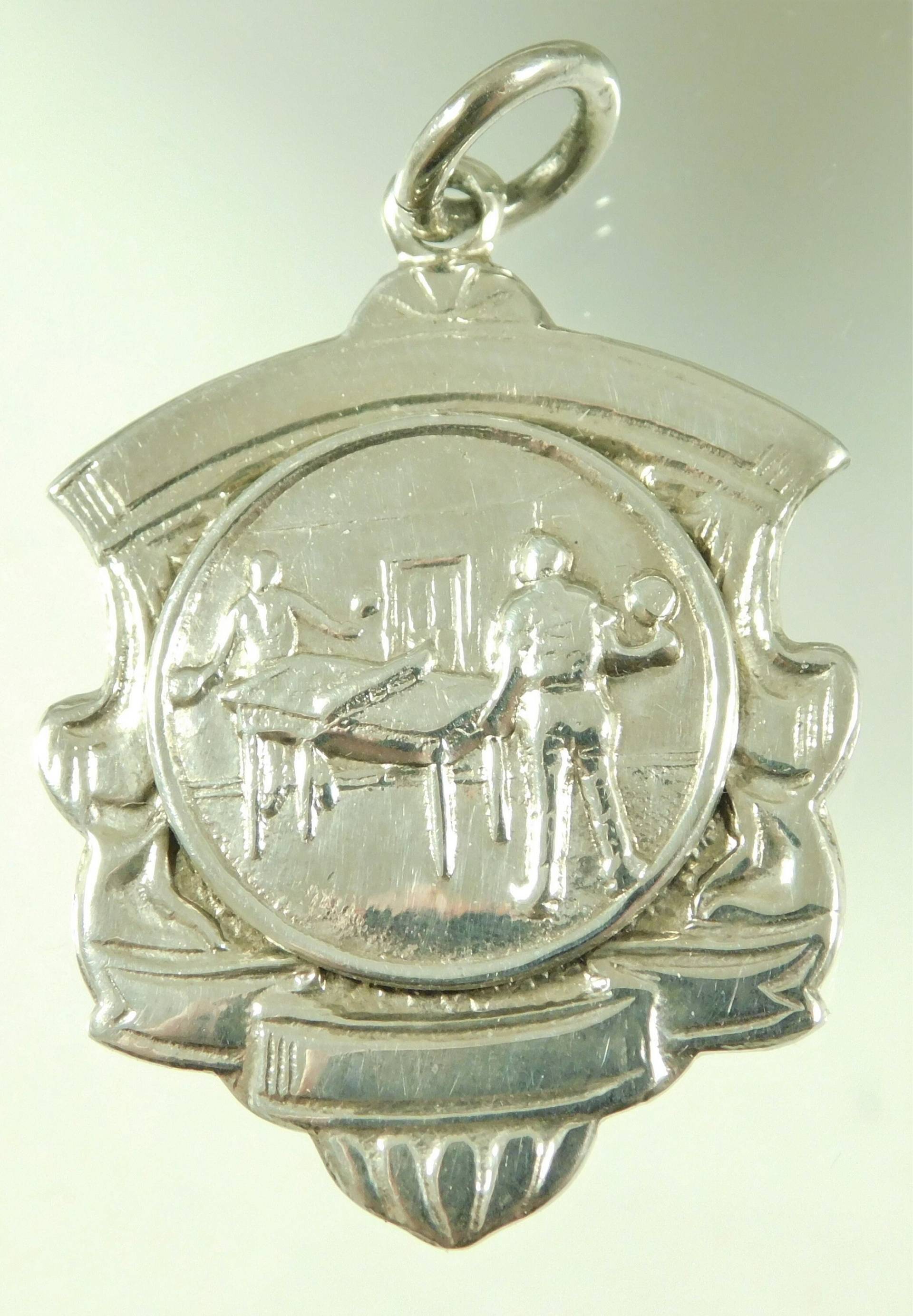 Vintage Sterling Silber Albert Uhrenkette Plattenspielernummer Plattenspieler Medaille Unpersonalisiert | 15558 Vintage Sterling Silber Albert Uhrenkette Plattenspielernummer Plattenspieler Medaille Unpersonalisiert | 15558 von Kazeran