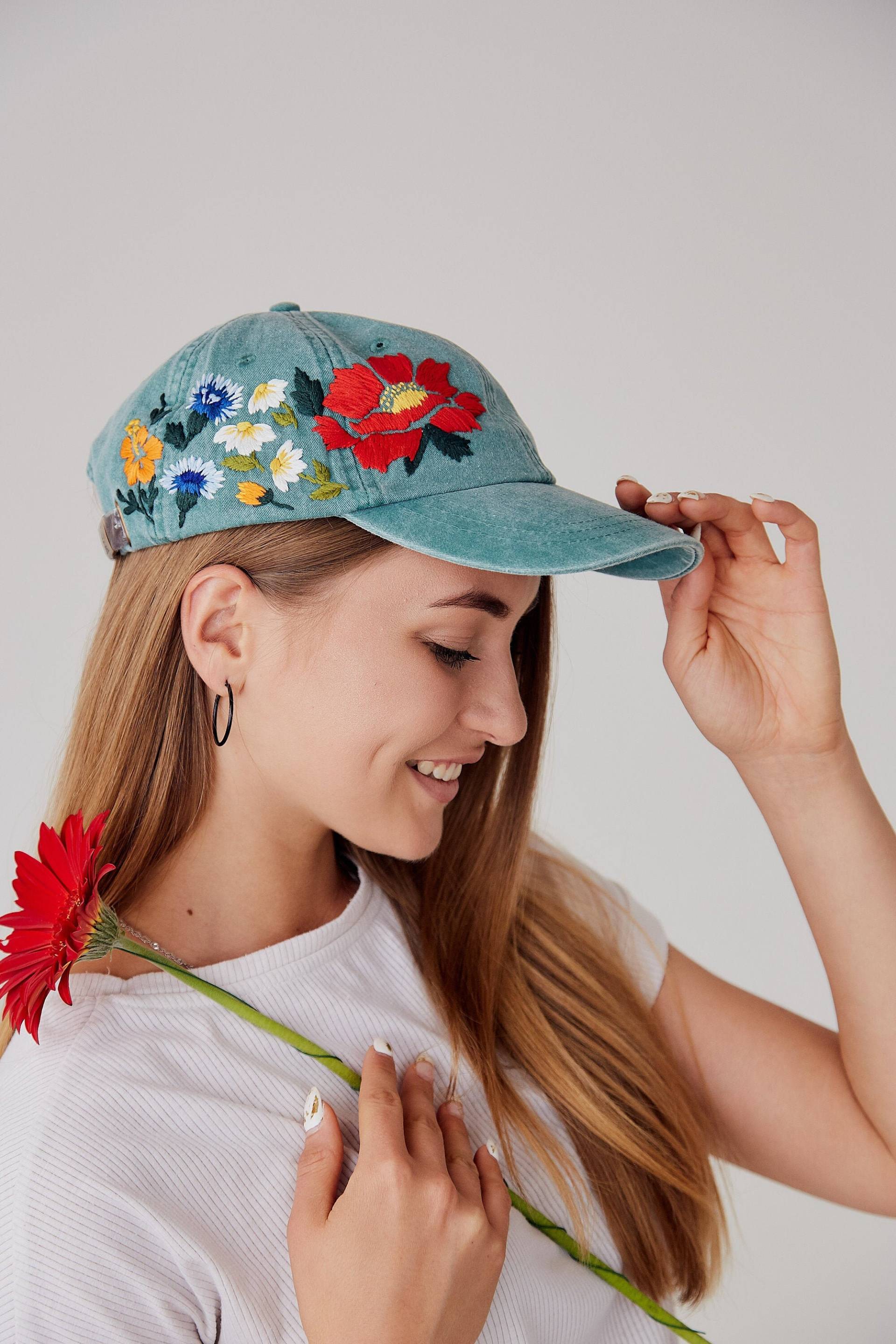Floral Baseballmütze, Trendige Hut, Denim Cap Mit Stickerei, Hut Für Frauen, Blumenmädchen Geschenk, Sommer Accessoires Floral Baseballmütze, Trendige Hut, Denim Cap Mit Stickerei, Hut Für Frauen, Blumenmädchen Geschenk, Sommer Accessoires von KazkovaEmbroidery