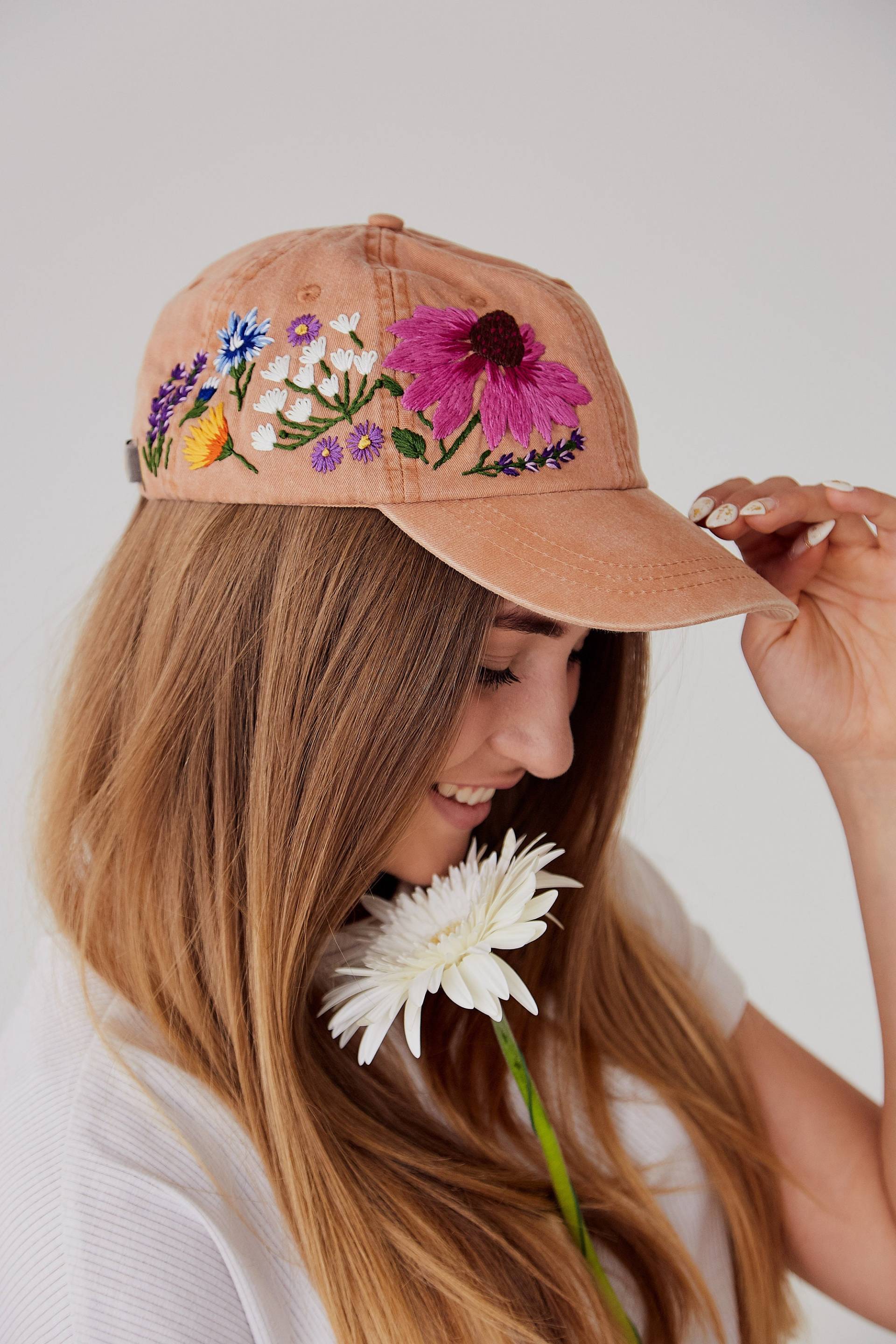 Hand Bestickter Blumen Hut, Baseball Hut Für Frauen, Mit Individuellem Stickdesign von KazkovaEmbroidery