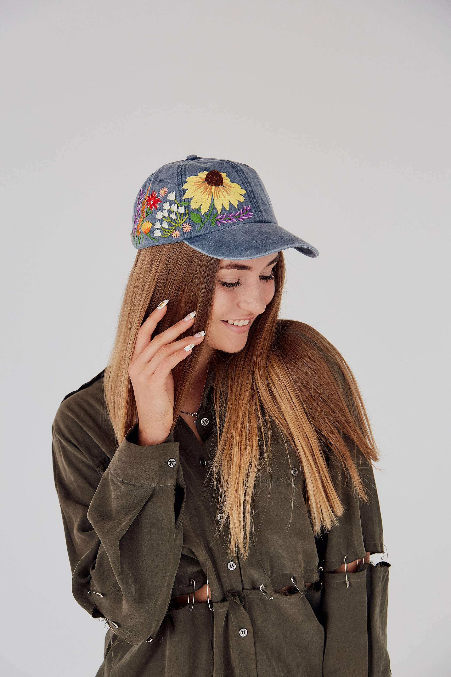 Hand Bestickter Hut/Geburtstagshüte Frauen Custom Blumenstickerei Baseballmütze Washed Denim-Hut Trucker-Hut Blumenmütze von KazkovaEmbroidery