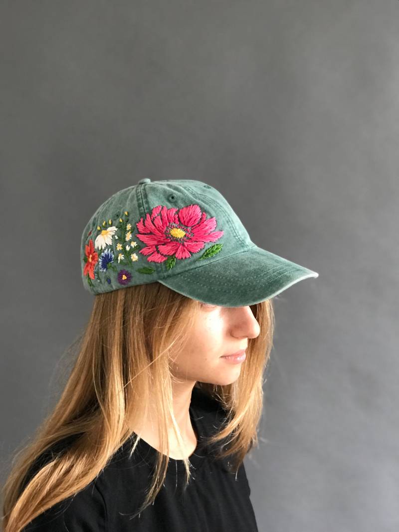Handgestickte Baseballmütze Für Frauen Bestickte Blumen Weihnachtsgeschenk Mama Personalisiertes Geschenk Sie von KazkovaEmbroidery