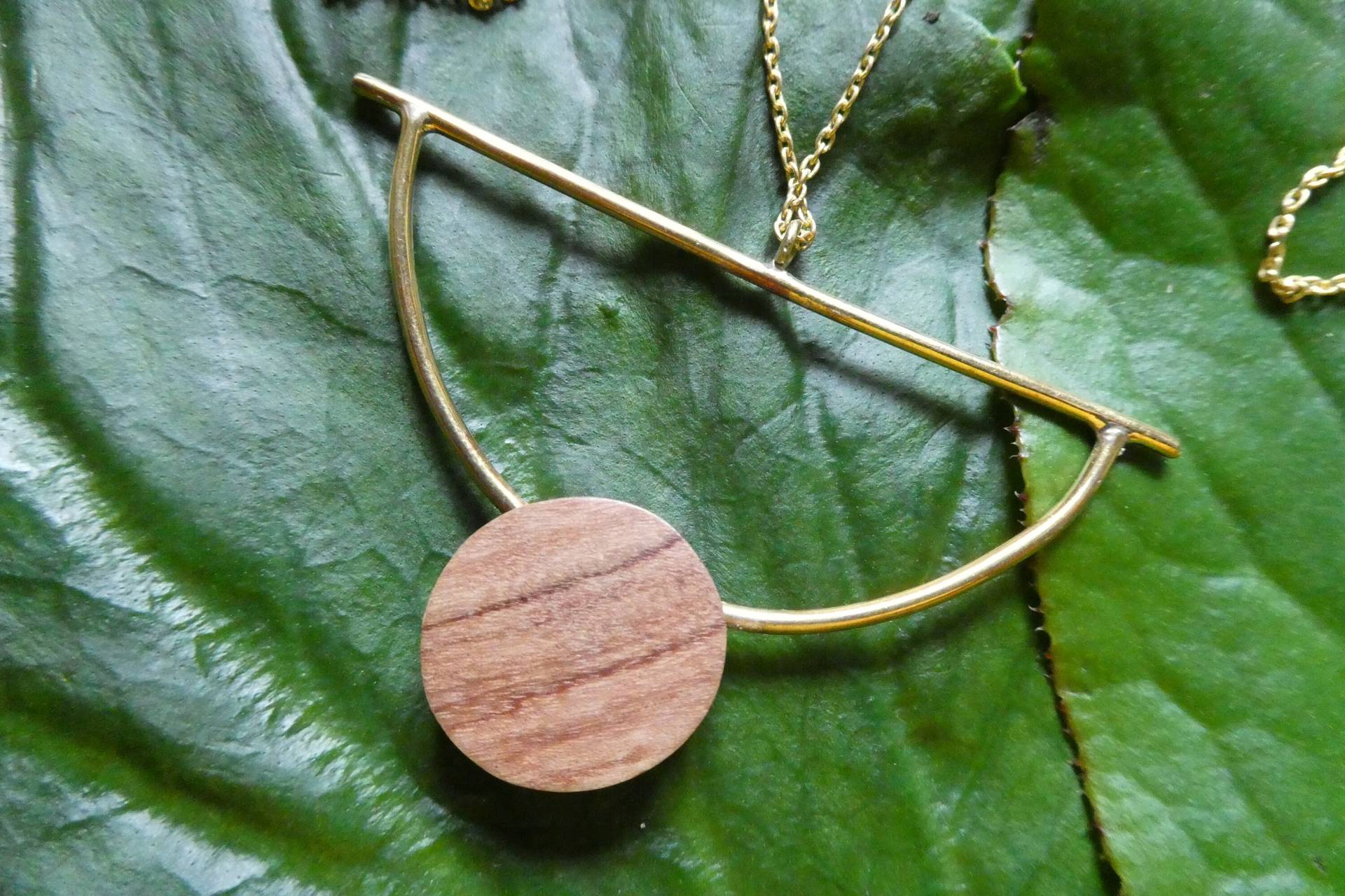 Messingkette Lang Mit Holz , Ca. 70 cm, Handgearbeitet Aus Recyclingmaterial, Bawa Hope, Kenia Messingkette Lang Mit Holz , Ca. 70 cm, Handgearbeitet Aus Recyclingmaterial, Bawa Hope, Kenia von KazuriGermany
