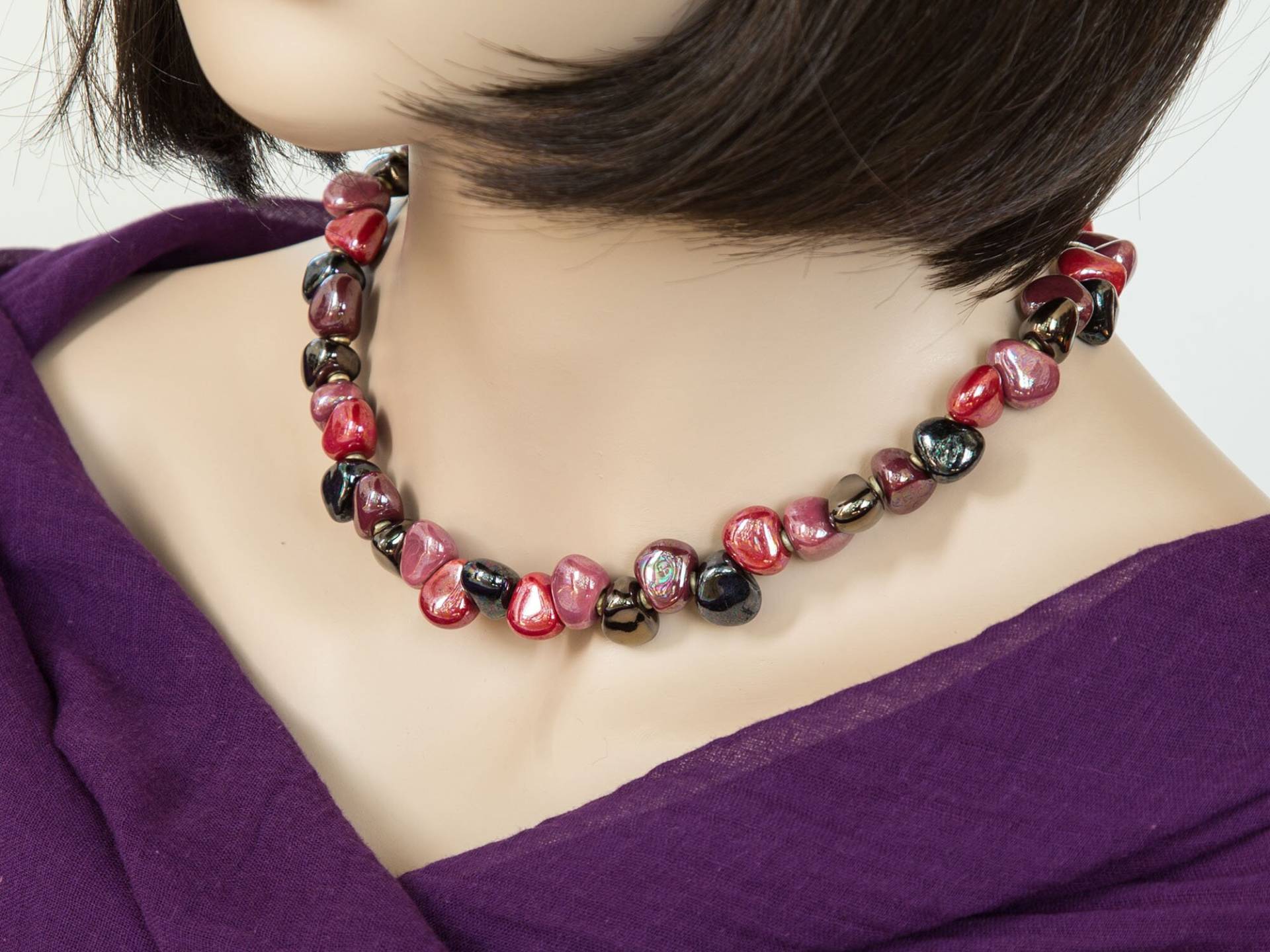 Eckige Keramikperlen Rot Schwarz, Zierliche Keramikkette, Halsschmuck Aus Kenia, Fair Trade Schmuck, Twistet Nugget Bushfire Eckige Keramikperlen Rot Schwarz, Zierliche Keramikkette, Halsschmuck Aus Kenia, Fair Trade Schmuck, Twistet Nugget Bushfire von KazuriStore