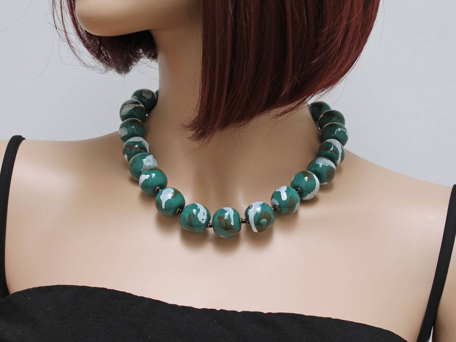 Keramikkette Grün Mit Weißer Bemalung, Kazuri Schmuck, Zauberhaftes Collier, Schmuck Aus Kenia, Plain Rounds Peacock Keramikkette Grün Mit Weißer Bemalung, Kazuri Schmuck, Zauberhaftes Collier, Schmuck Aus Kenia, Plain Rounds Peacock von KazuriStore
