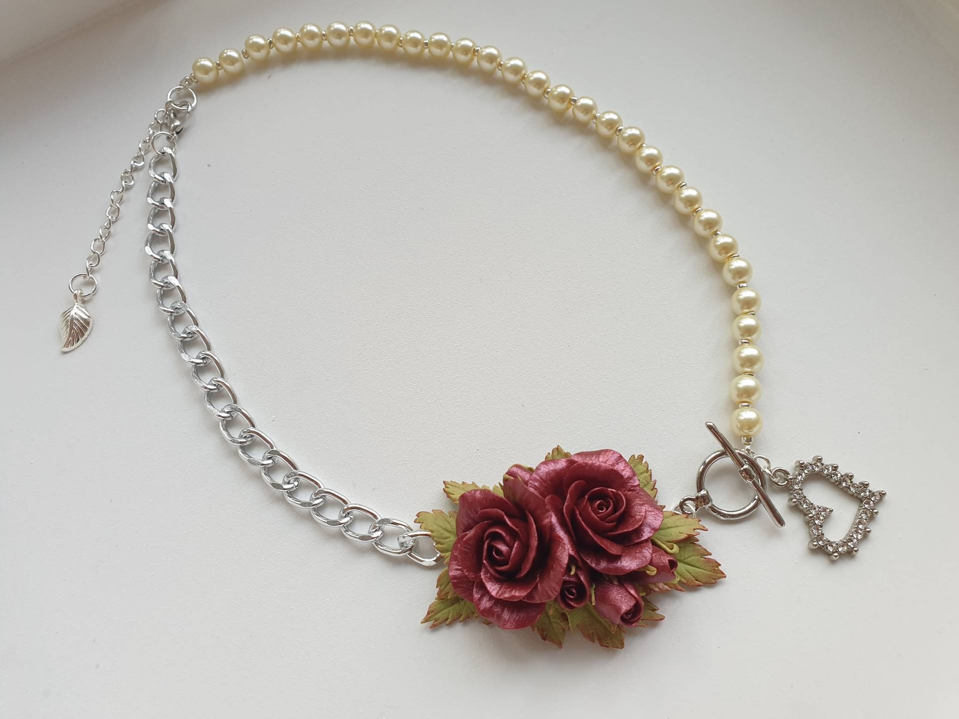 Halskette Mit Roten Rosen Und Hellgelben Perlen Halskette Mit Roten Rosen Und Hellgelben Perlen von KcYolkina