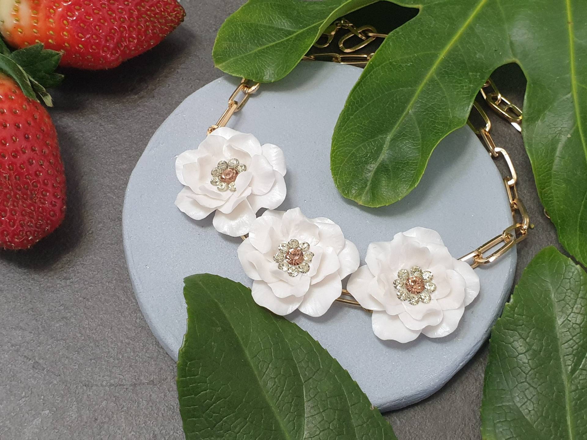Weiße Anemonen Goldkette Mit Kristallen Weiße Anemonen Goldkette Mit Kristallen von KcYolkina