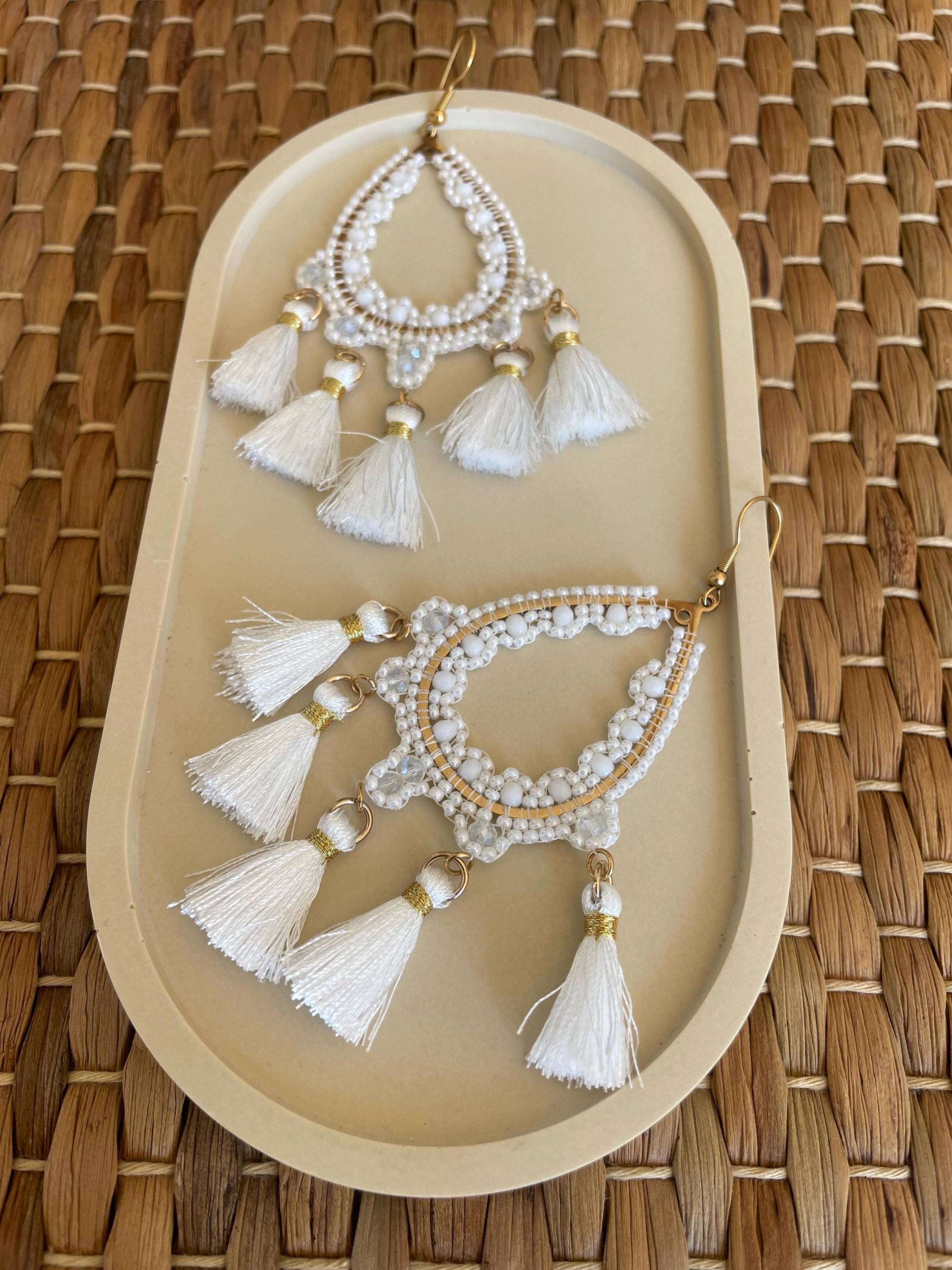 Große Handgemachte Bohoohrringe in Tropfenform Mit Quasten Und Perlen Weiß, Ibizaohrringe, Geschenk Für Sie, Strandohrringe Aus Edelstahl Große Handgemachte Bohoohrringe in Tropfenform Mit Quasten Und Perlen Weiß, Ibizaohrringe, Geschenk Für Sie, Strandohrringe Aus Edelstahl von KeaoJewelry