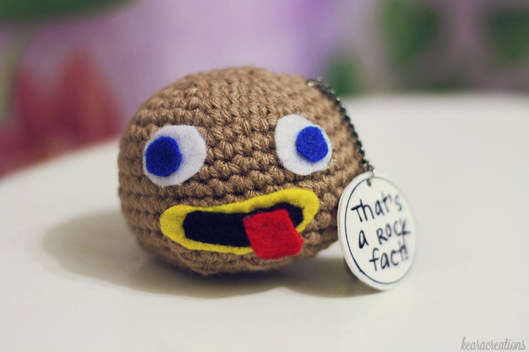 Rock Schlüsselanhänger | Gehäkeltes Amigurumi Accessoire Handgefertigtes Geschenk Niedlich Acrylgarn Zubehör Geburtstagsgeschenk von KearaBeespoke