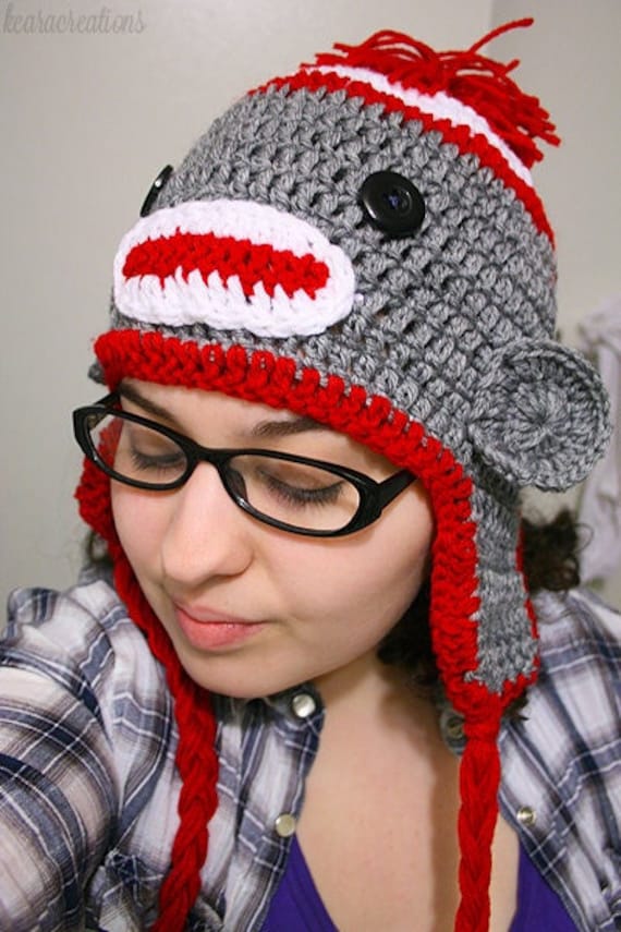 Sock Monkey Hat | Erwachsenengröße | Häkelmützen Handgefertigtes Geschenk Niedlich Acrylgarn Gischwhes Quasten Rot Und Grau Sock Monkey Hat | Erwachsenengröße | Häkelmützen Handgefertigtes Geschenk Niedlich Acrylgarn Gischwhes Quasten Rot Und Grau von KearaBeespoke