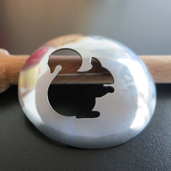 Pre-Loved Collection - Upcycling Löffelbrosche Mit Eichhörnchensilhouette von KeastDesign