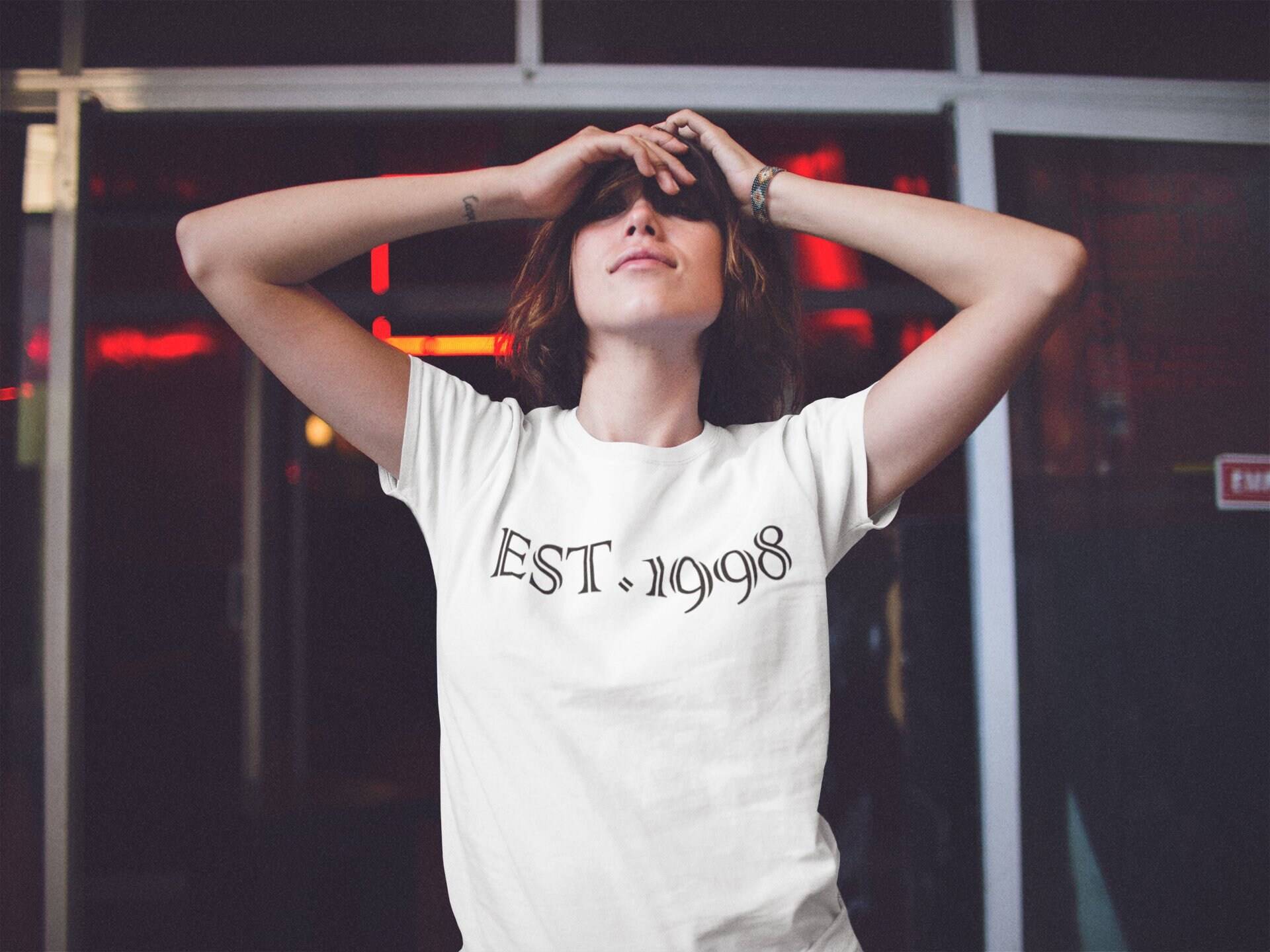 1998 Shirt, Hergestellt Tshirt, Est 1998, Benutzerdefinierte Geburtsjahr, Hemden, Geschenke, Personalisiertes Jahr Geboren 1998 Shirt, Hergestellt Tshirt, Est 1998, Benutzerdefinierte Geburtsjahr, Hemden, Geschenke, Personalisiertes Jahr Geboren von KebekerDesign