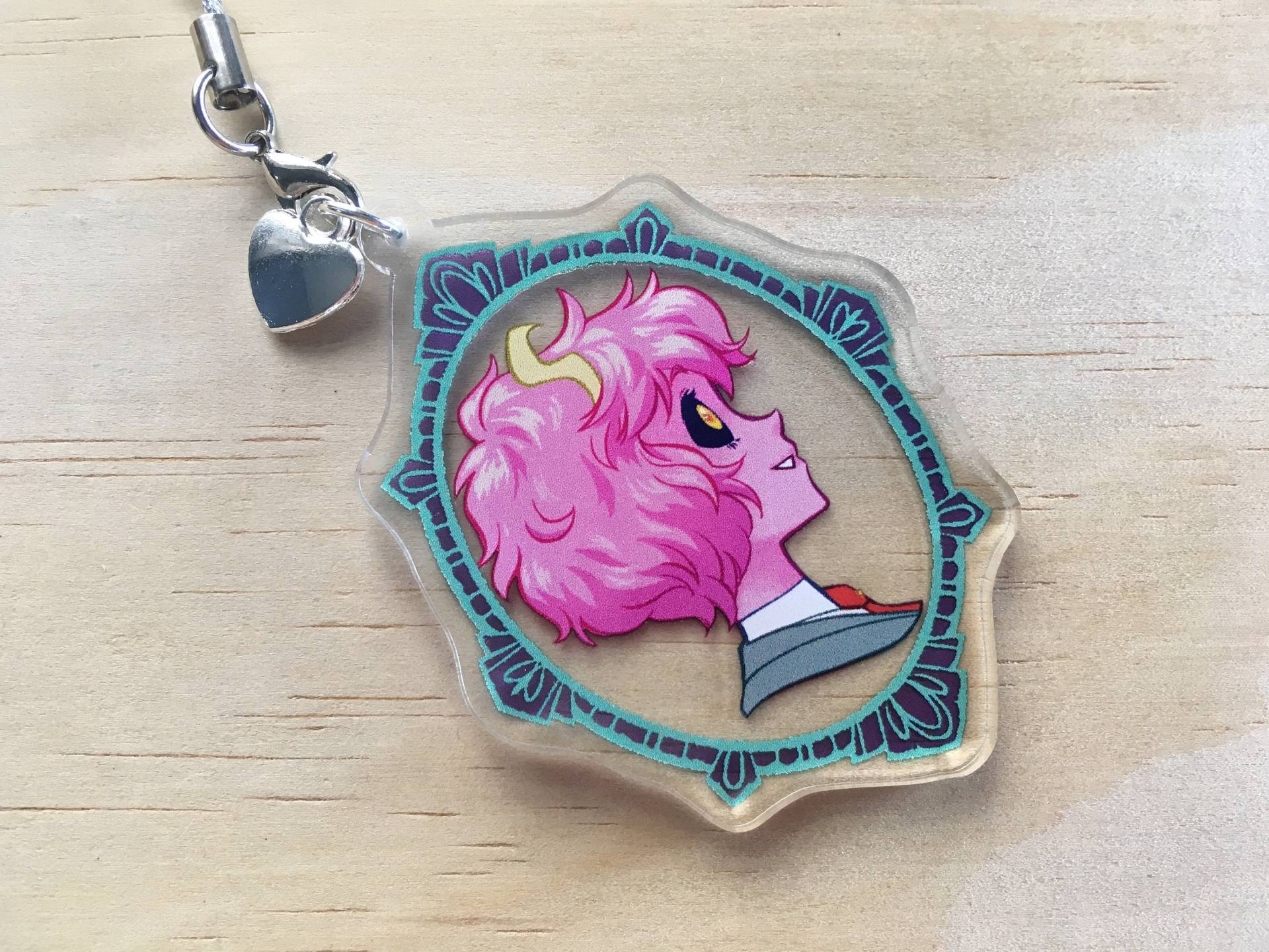 Ashido Mina Held Cameo Portrait Charm Ashido Mina Held Cameo Portrait Charm von Kecky
