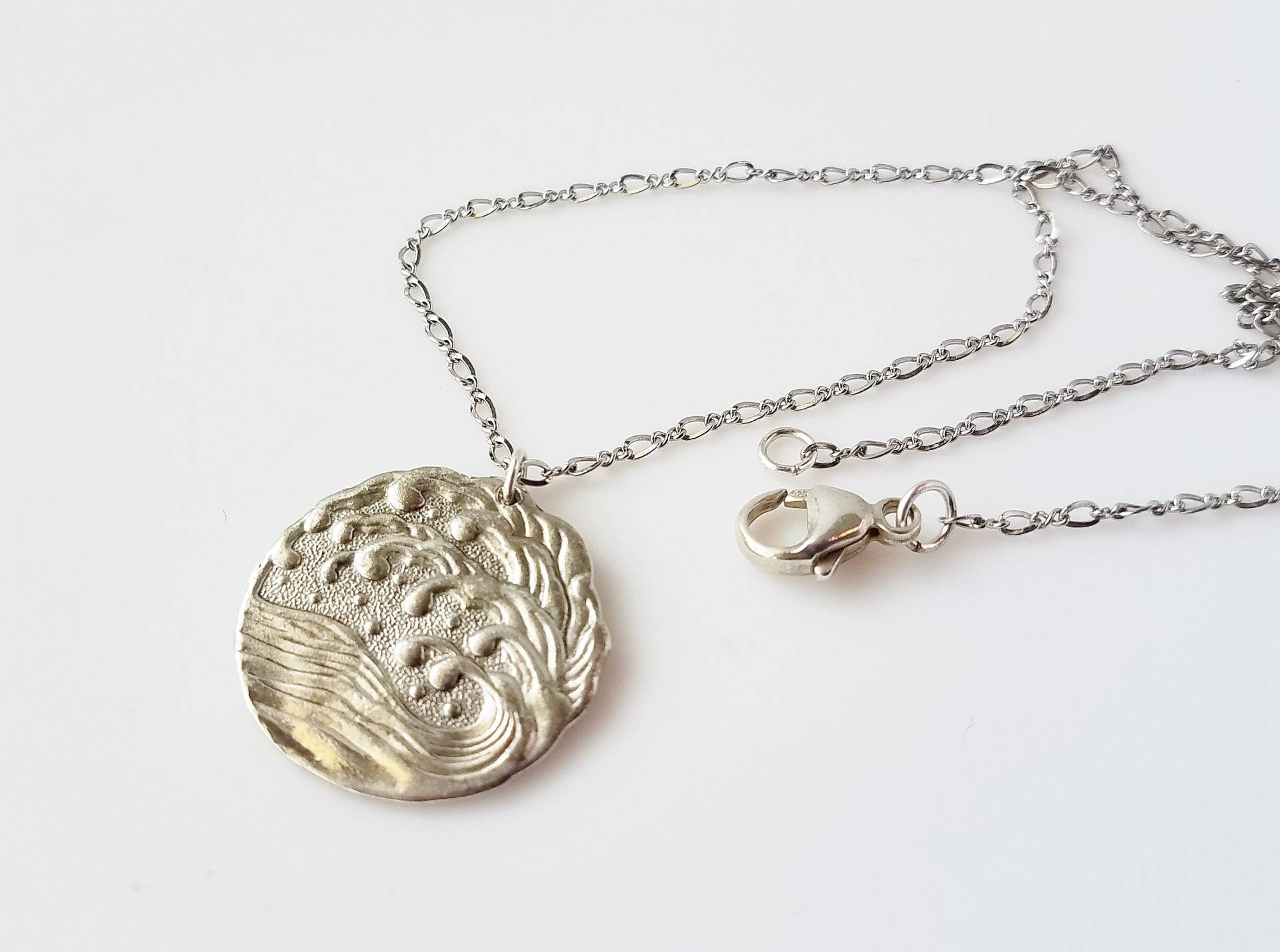 Argentium Sterling Silber Meereswellen Halskette Mit Glänzender Rhodium Kette von KeeDesigns