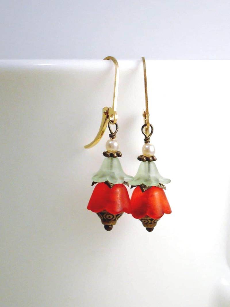 Bronze - Und Goldohrringe Mit Lucite-Blumen Aus Roten Grünen Blüten, 3 cm Lang von KeeDesigns