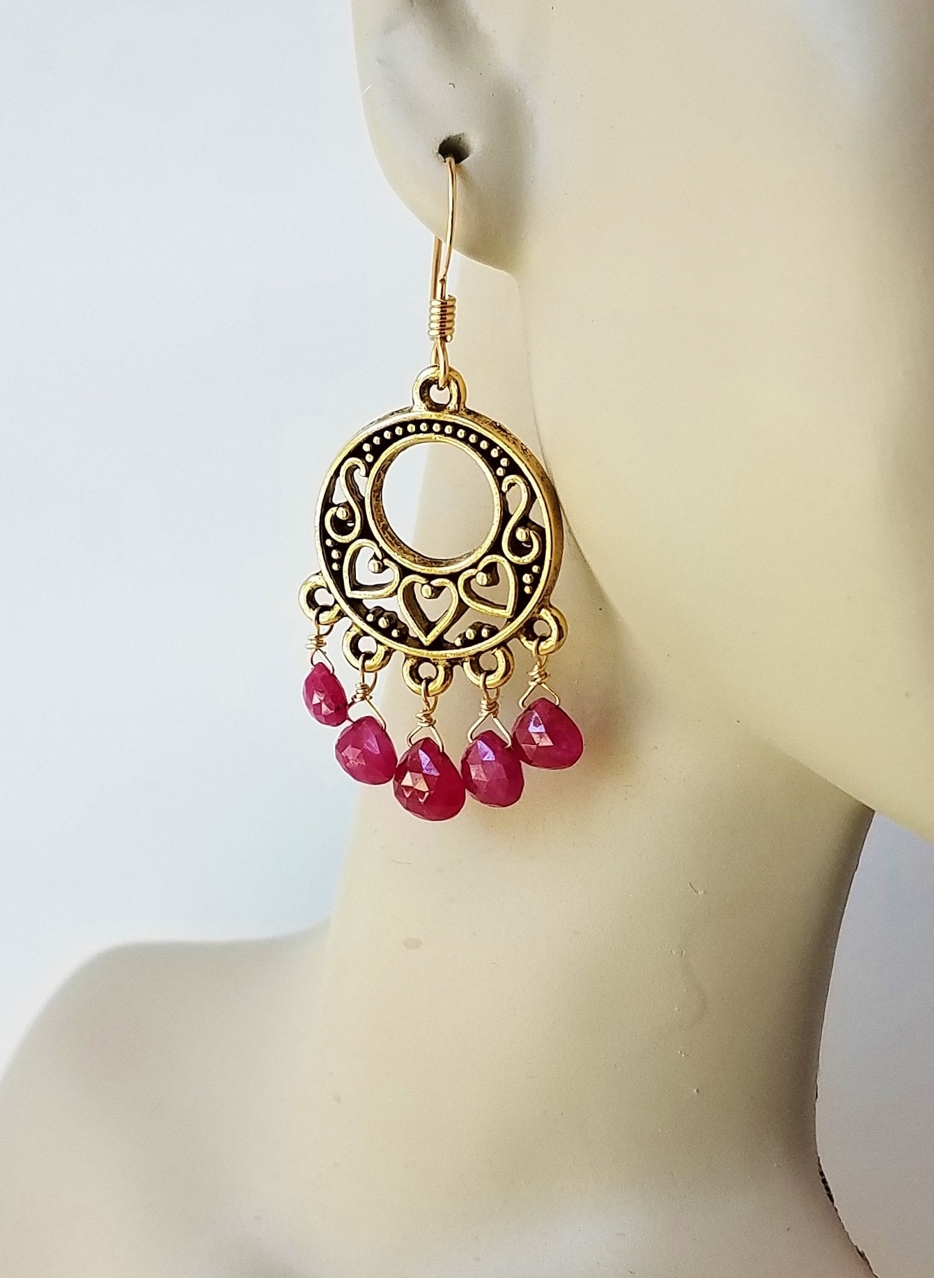 Echte Unbehandelte Rote Rubin- Und 14-Karätige Goldfüllung Zinn-Kronleuchter-Ohrringe - Juli-Geburtsstein von KeeDesigns