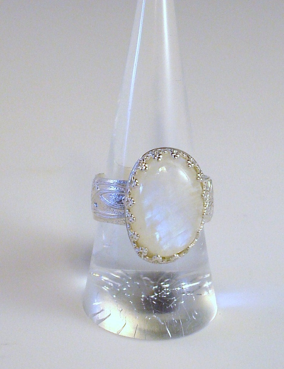 Mondstein Ovaler Zargencabachonring in Sterling Silber 925, Größe 8, 5 - Juni Geburtsstein von KeeDesigns