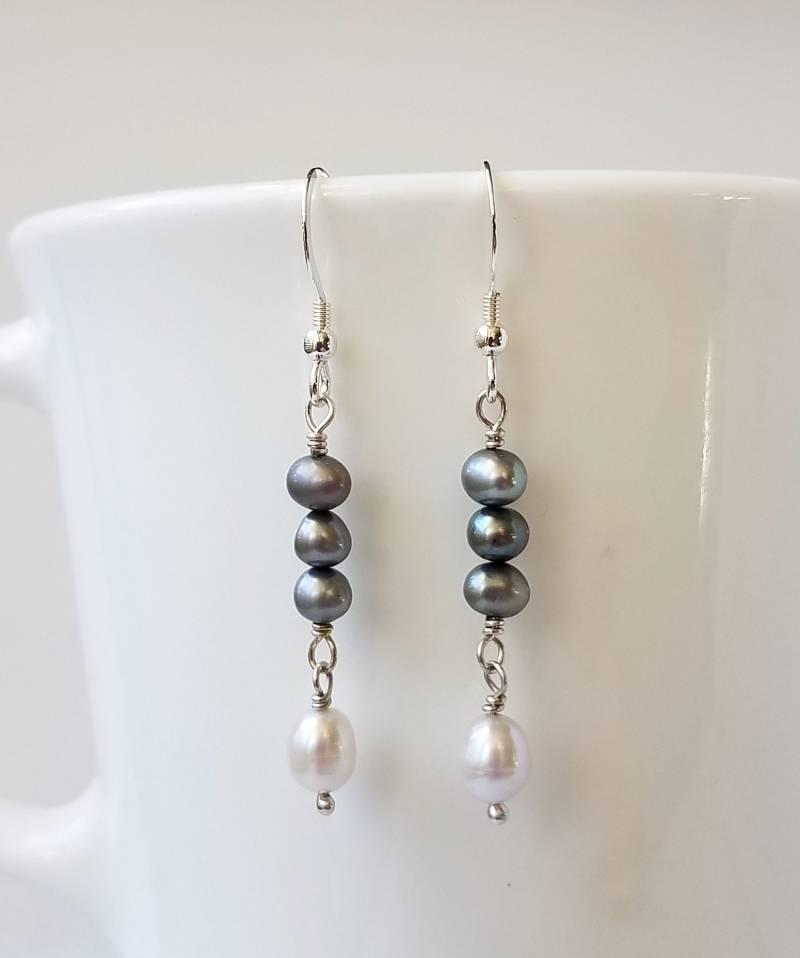 Pfau Und Weiße Perle Argentium Sterling Silber Ohrringe - 1-7/8 "Lang Juni Geburtsstein von KeeDesigns