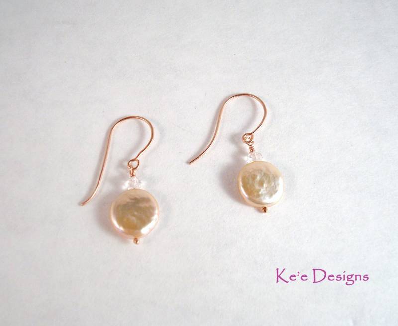 Roségold Morganit Münzperlen Tropfen Ohrringe von KeeDesigns