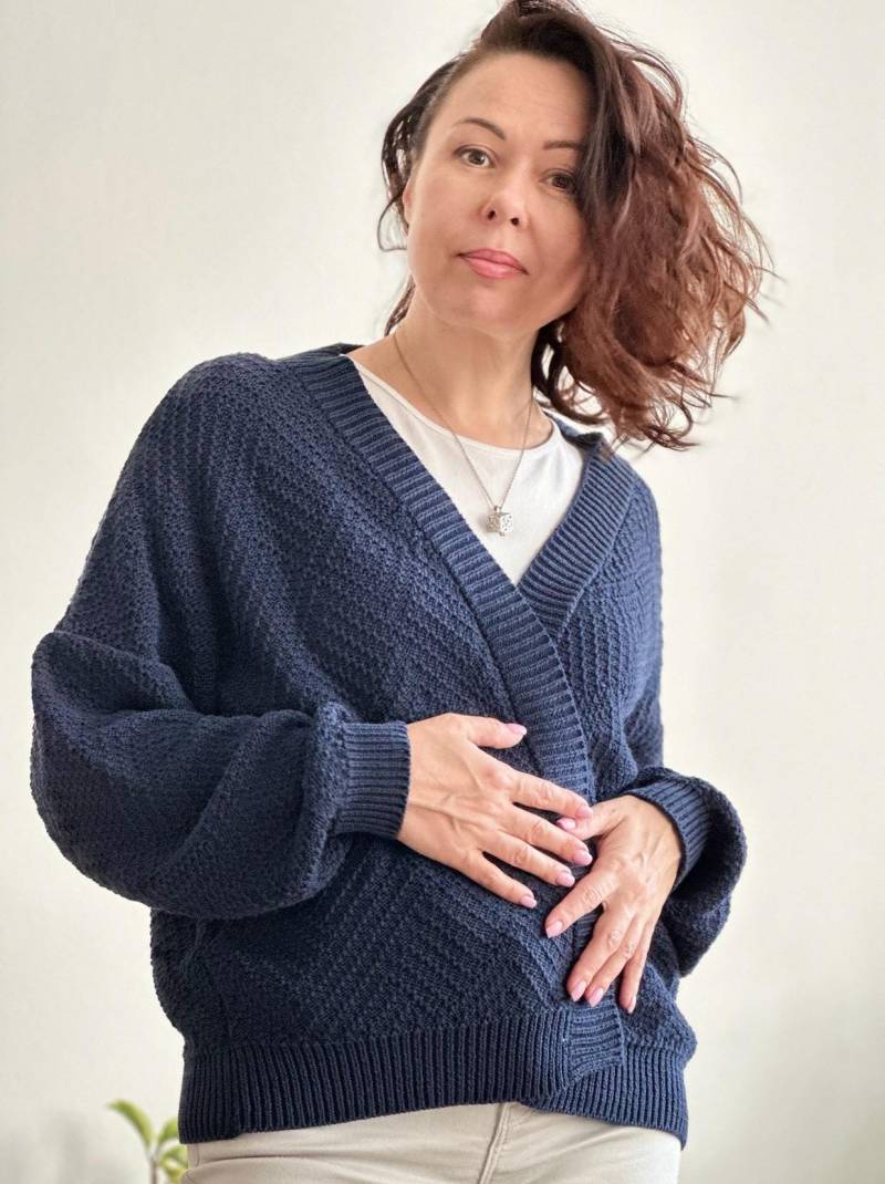 Oversized Cardigan Aus Seide Und Öko-Baumwolle - Navy Blau Elegant Bequemer Strick Oversized Cardigan Aus Seide Und Öko-Baumwolle - Navy Blau Elegant Bequemer Strick von KeenKnitwear