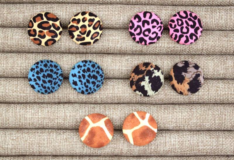 Knopf Ohrringe Tier Druck Stoff Bezogene Ohrringe von KeenaraShawn