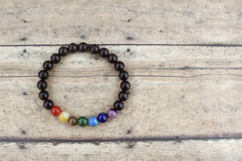 Chakra Schwarz Ebenholz Holz Perlen Armband - Unisex Stretch von KeenaraShawn
