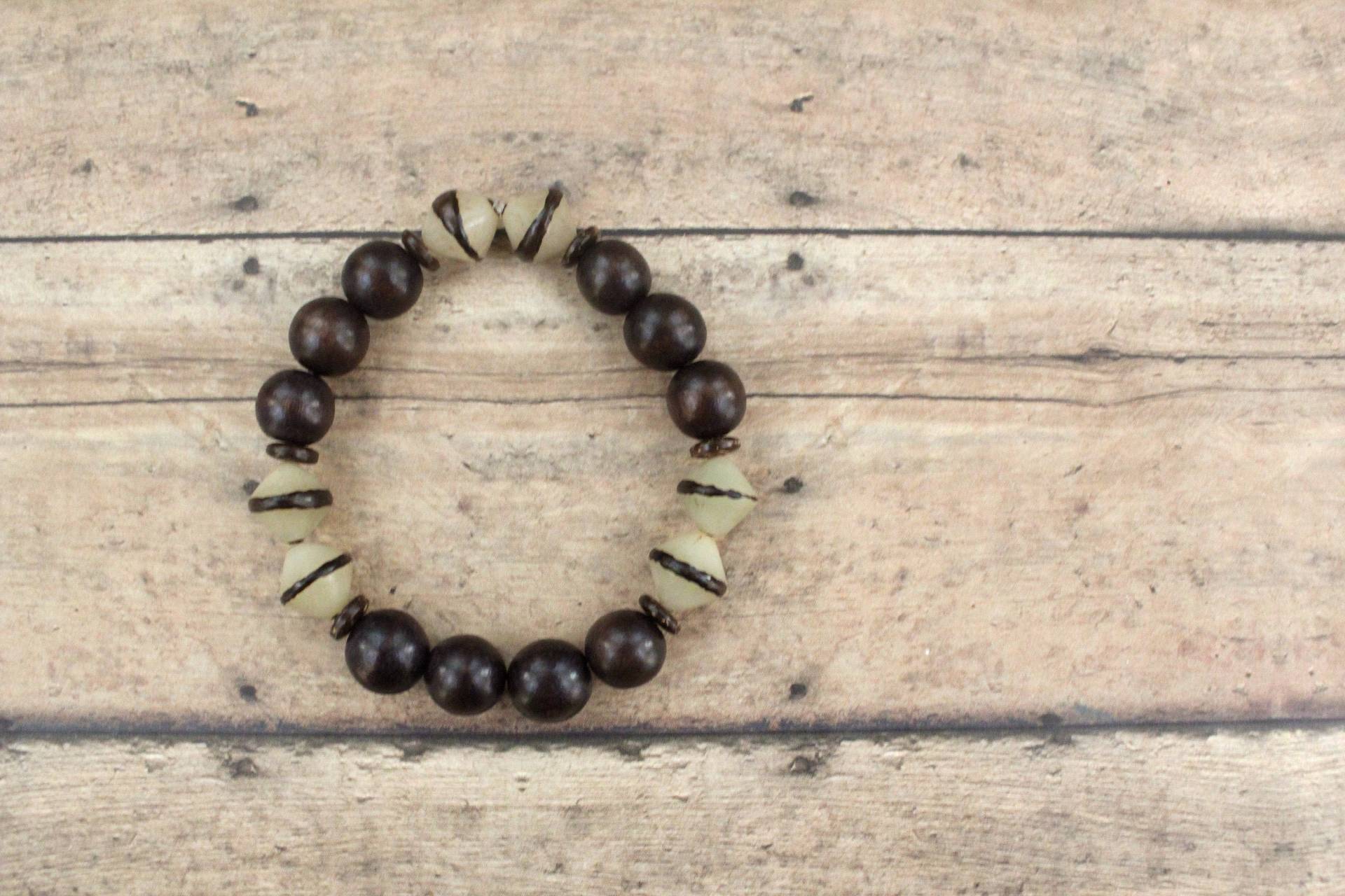 Dunkelbraunes Holzperlen Armband Unisex Stretch Armband von KeenaraShawn