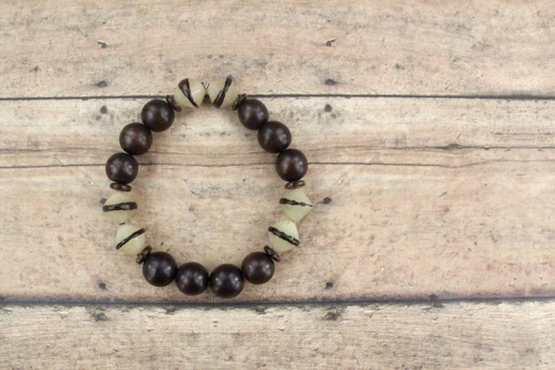 Dunkelbraunes Holzperlen Armband Unisex Stretch Armband von KeenaraShawn