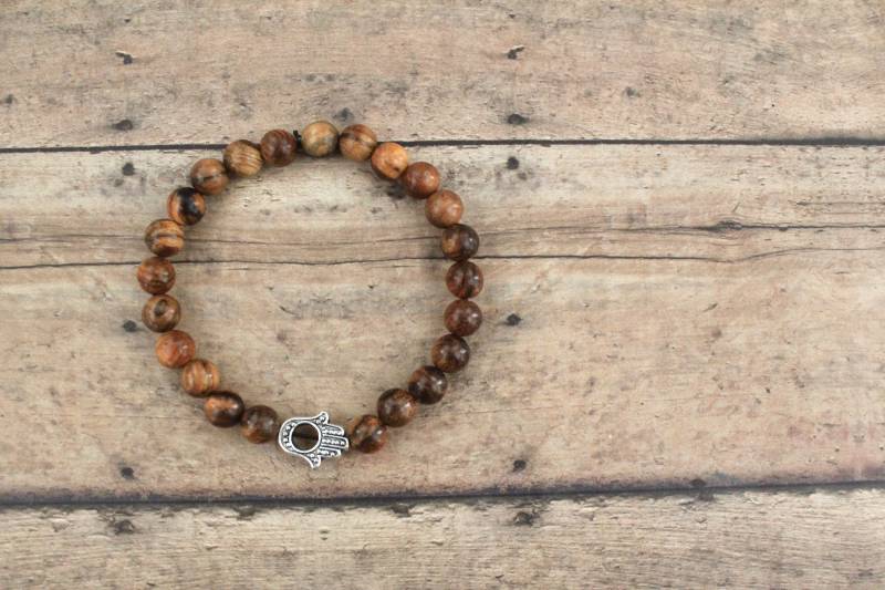 Qinan Sandelholz Perlenarmband Mit Silberner Hamsa Hand von KeenaraShawn