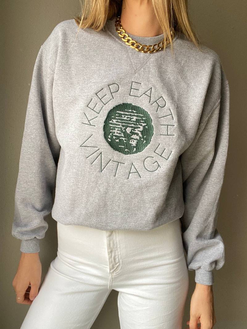 Upcycled Vintage Heather Grey Langarm-Sweatshirt Forest Green Keep Earth Logo Upcycled Vintage Heather Grey Langarm-Sweatshirt Forest Green Keep Earth Logo von KeepEarthVintage