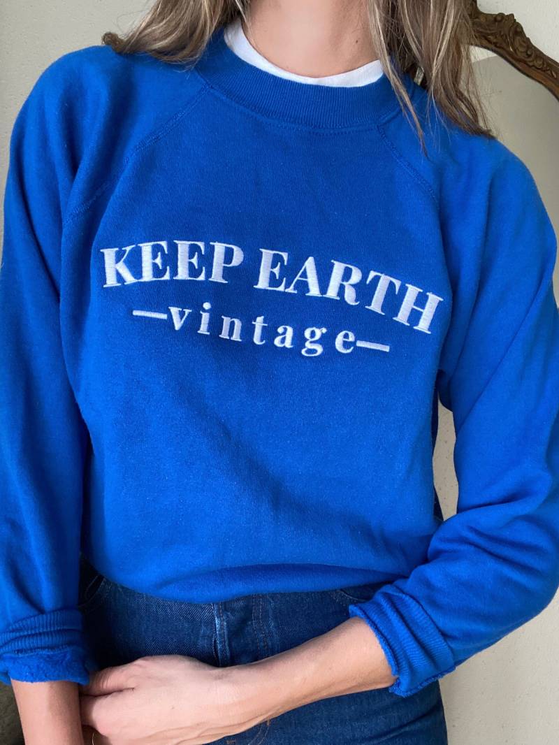 Upcycled Vintage Blaues Raglan-Sweatshirt "Keep Earth Vintage' Logo Upcycled Vintage Blaues Raglan-Sweatshirt "Keep Earth Vintage' Logo von KeepEarthVintage