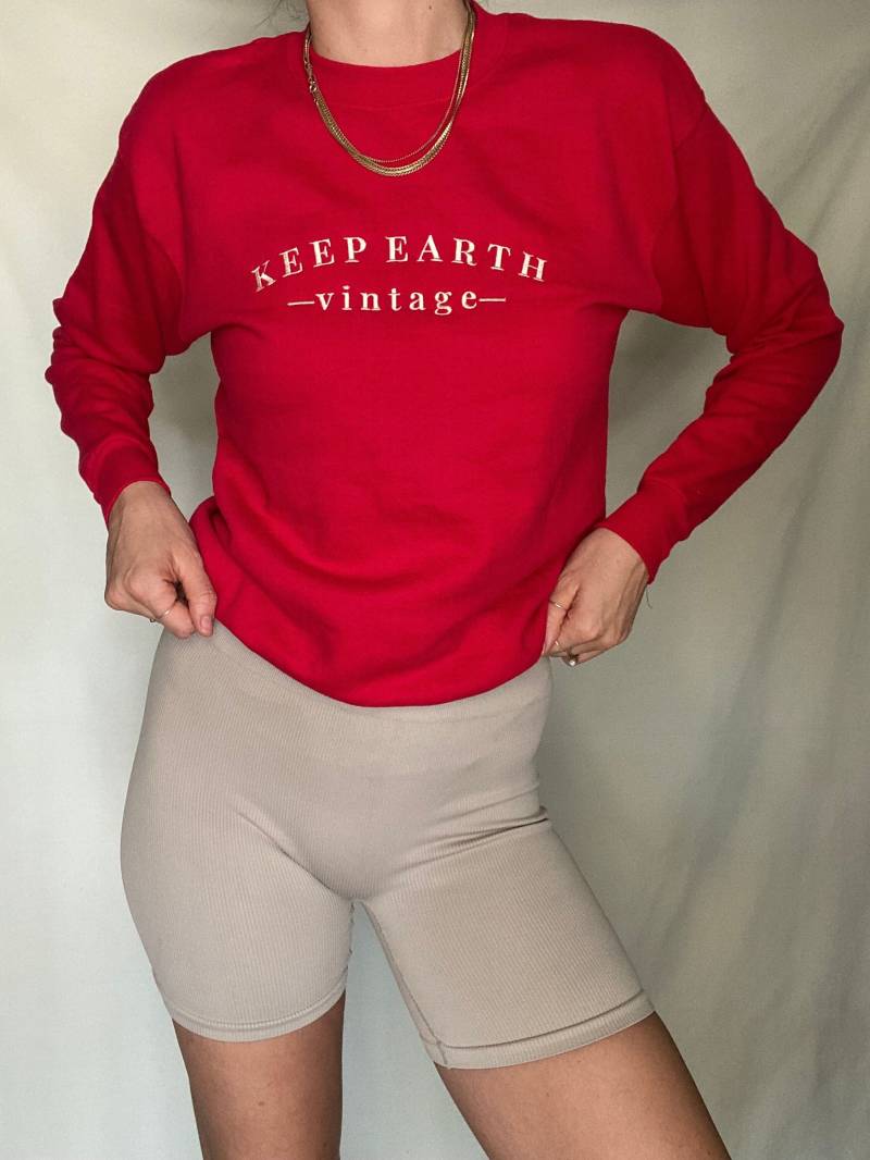 Upcycled Vintage Helles Kirschrotes Sweatshirt Mit Beige Keep Earth Vintagen Gesticktem Logo Upcycled Vintage Helles Kirschrotes Sweatshirt Mit Beige Keep Earth Vintagen Gesticktem Logo von KeepEarthVintage
