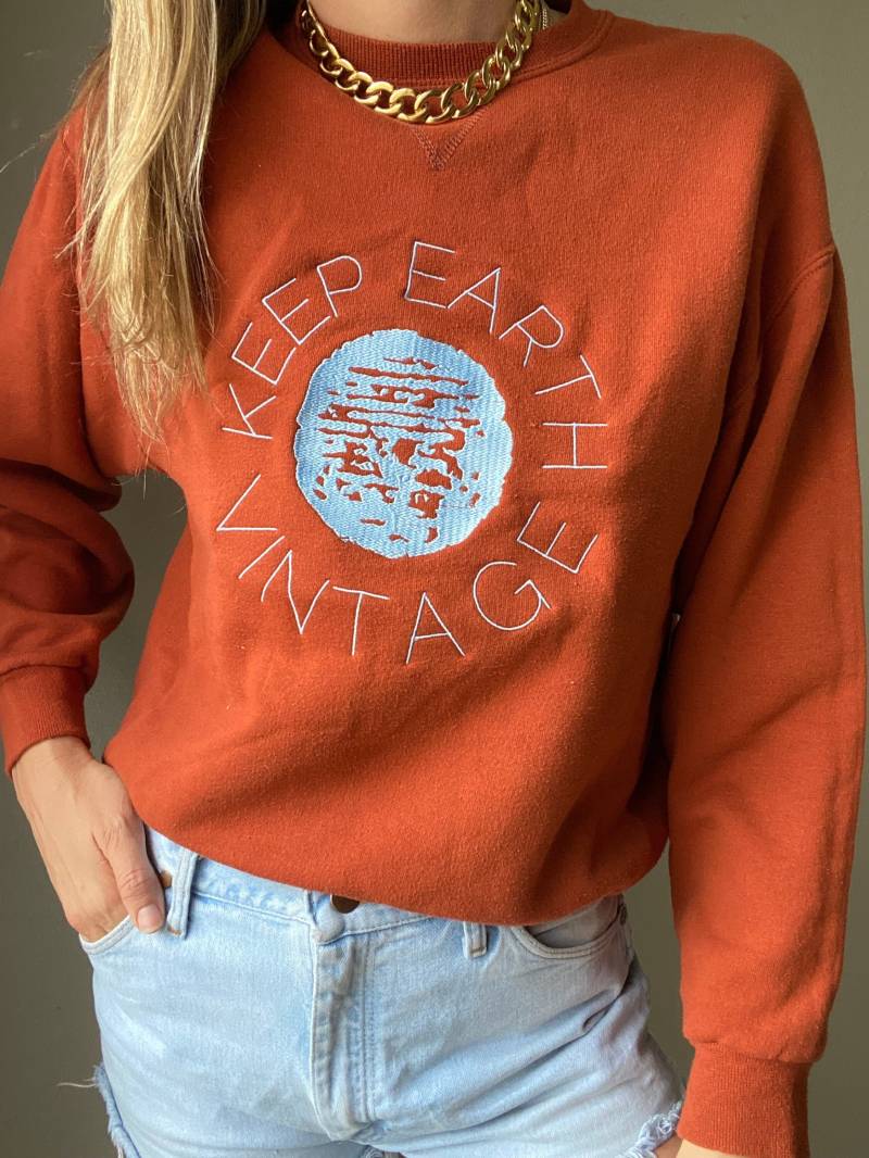 Upcycled Vintage Sweatshirt Rostoranges Oversized Fit, Gesticktes Logo Upcycled Vintage Sweatshirt Rostoranges Oversized Fit, Gesticktes Logo von KeepEarthVintage