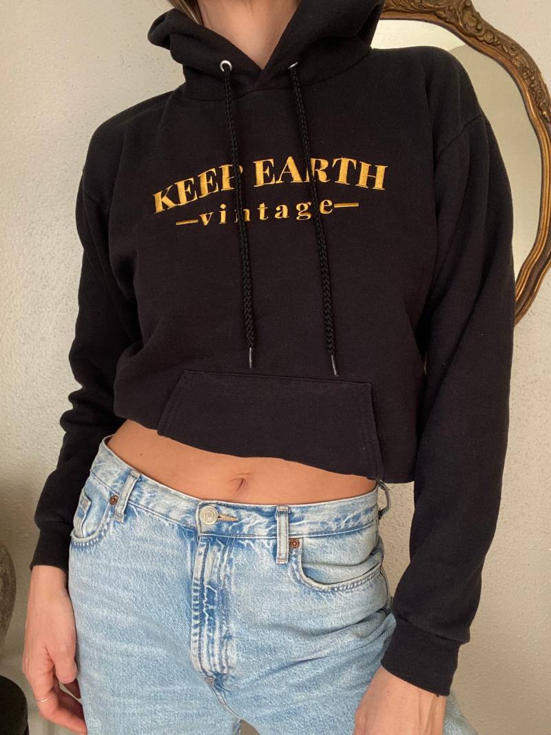 Upcycled Vintage Schwarzer Hoodie Sweatshirt Gold Keep Earth Logo Upcycled Vintage Schwarzer Hoodie Sweatshirt Gold Keep Earth Logo von KeepEarthVintage