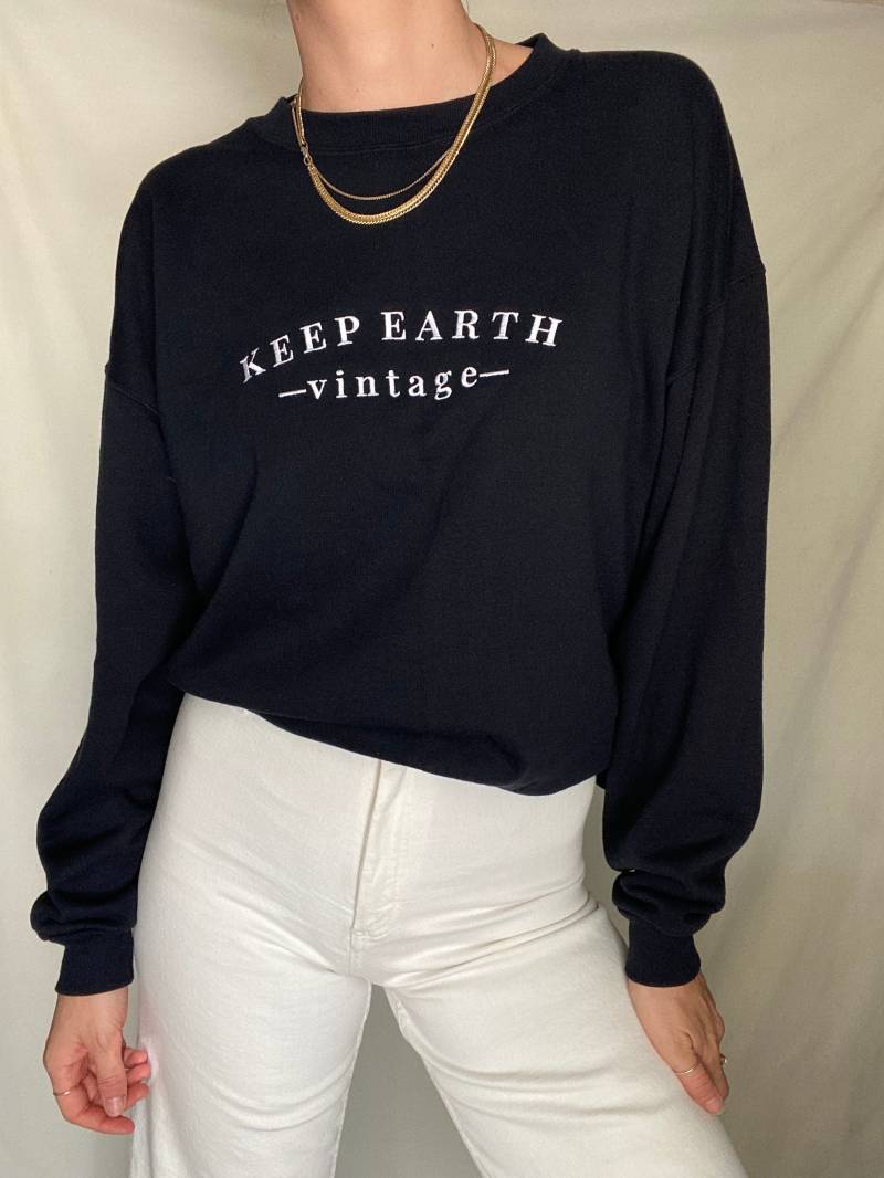 Upcycled Vintage Schwarzes Oversized Sweatshirt Mit Weiß Keep Earth Gesticktem Logo Upcycled Vintage Schwarzes Oversized Sweatshirt Mit Weiß Keep Earth Gesticktem Logo von KeepEarthVintage