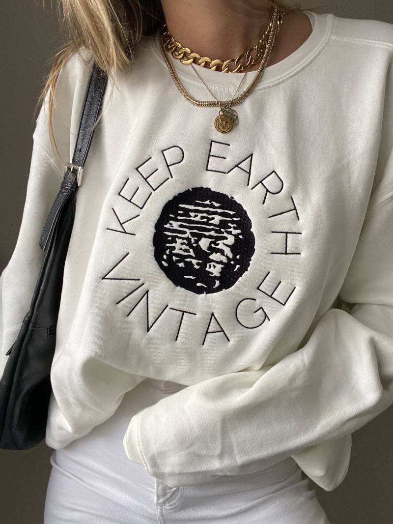 Upcycled Vintage Sehr Übergroßes Weißes Langarm-Sweatshirt Schwarz Keep Earth Vintage-Logo Upcycled Vintage Sehr Übergroßes Weißes Langarm-Sweatshirt Schwarz Keep Earth Vintage-Logo von KeepEarthVintage