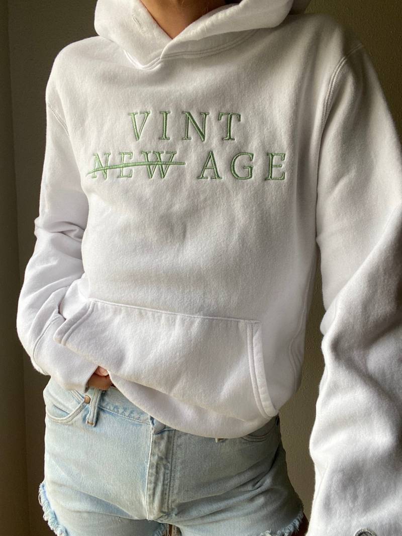 Upcycled Vintage Champion Hoodie Gesticktes Logo, Hergestellt in Den Usa Upcycled Vintage Champion Hoodie Gesticktes Logo, Hergestellt in Den Usa von KeepEarthVintage