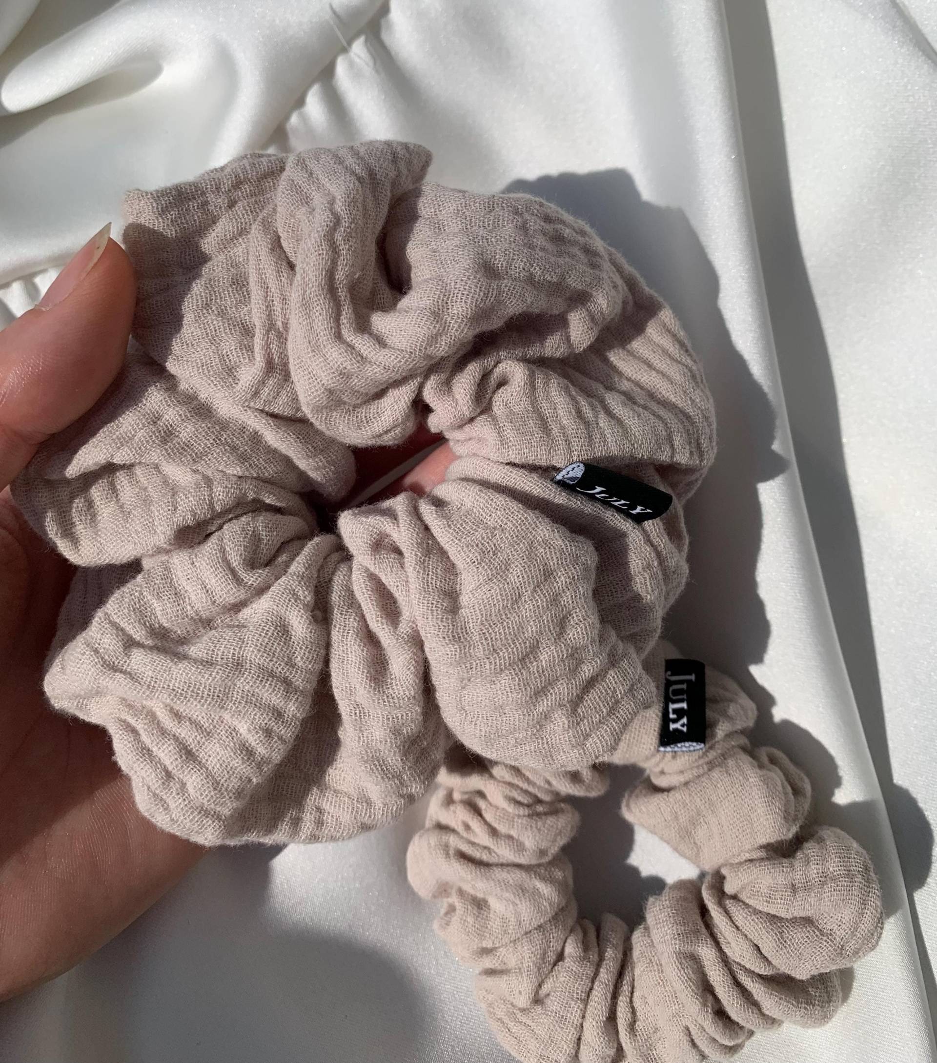 Musselin Scrunchie Beige Grau Musselin Scrunchie Beige Grau von KeepItNiceInJuly