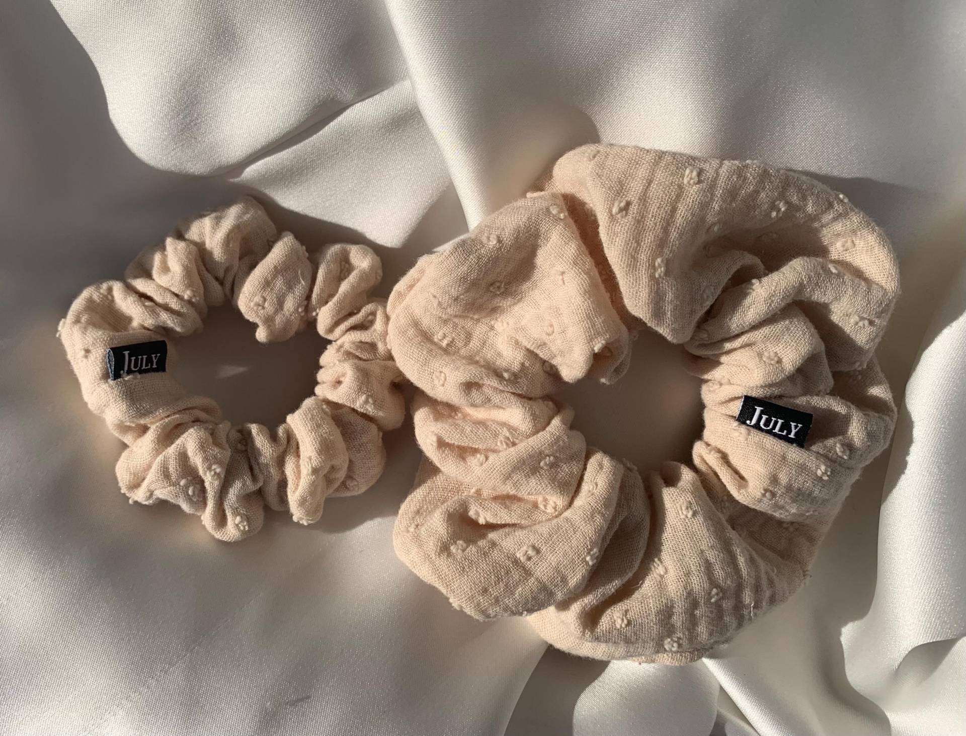Musselin Scrunchie Creme Punkte, in 2 Größen Musselin Scrunchie Creme Punkte, in 2 Größen von KeepItNiceInJuly